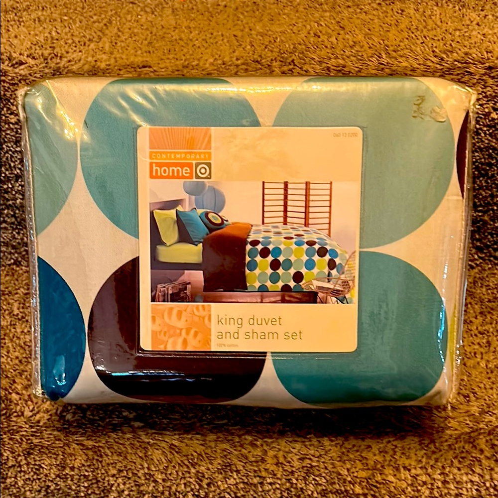 Blue and White Duvet and Sham Set. New without tags